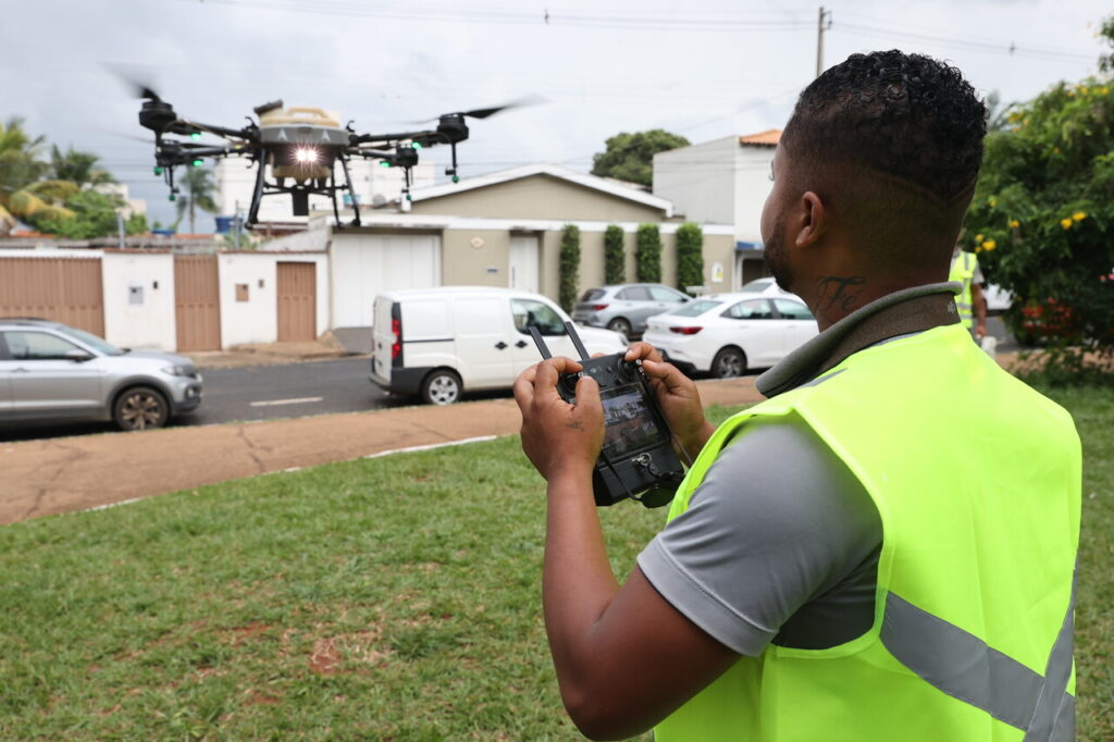 Prefeitura Uberlânida com Drones pulverizadores de larvicida biológico no combate ao Aedes